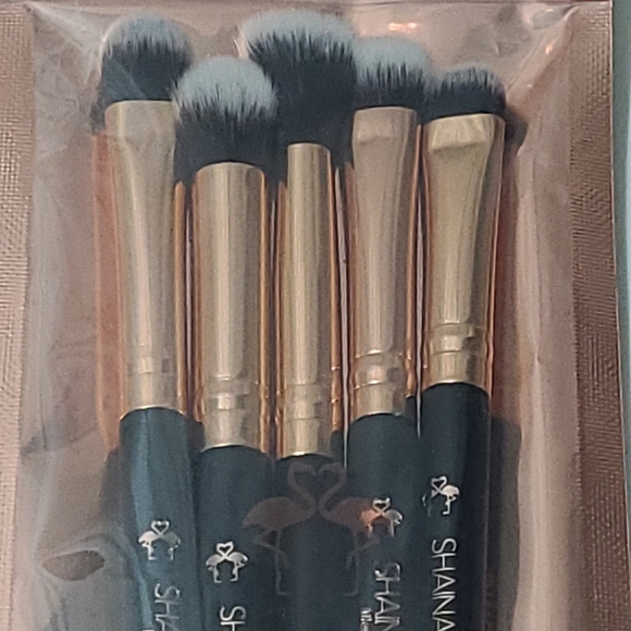 SHAINA B. Miami
5 Piece Brush Set -
Brushes: C - Picture 3 of 6